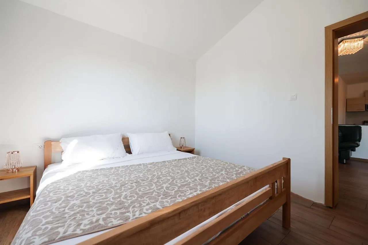 Apartments Miky Vrsi 0*,