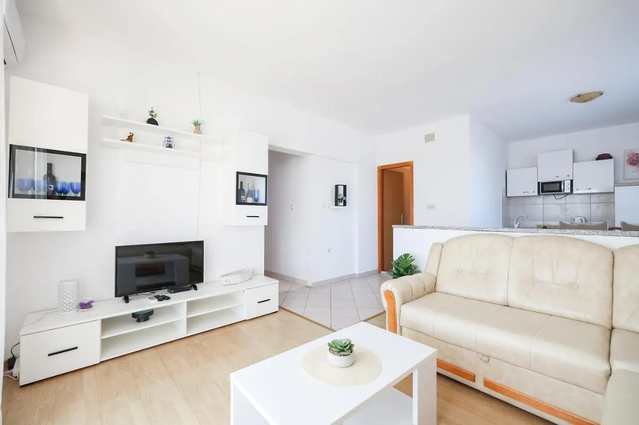 Apartments Miky Vrsi