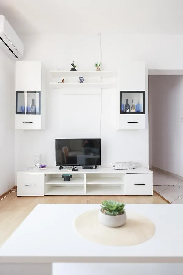 Apartments Miky Vrsi