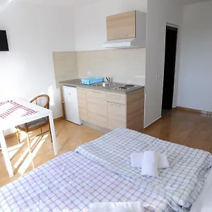 Apartment Deli, Vrsi